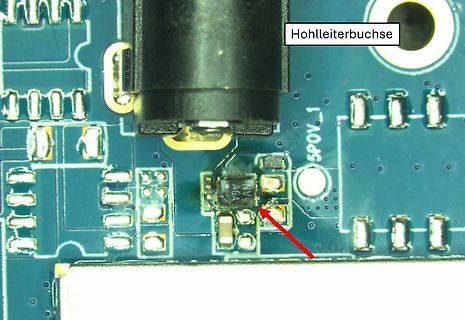 Nahaufnahme einer Leiterplatte mit Hohlleiterbuchse