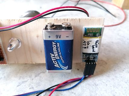 9V-Batterie und Funkmodul auf Holzbrett