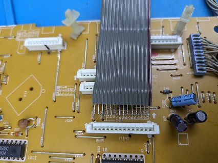 Leiterplatte mit Flachbandkabel und Steckverbindern