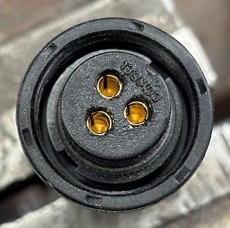 Elektrischer Steckverbinder mit drei Kontakten