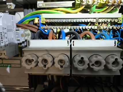 Nahaufnahme von elektrischen Klemmen und Kabeln