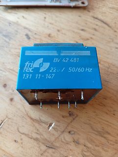 Blaues Relais auf Holzuntergrund