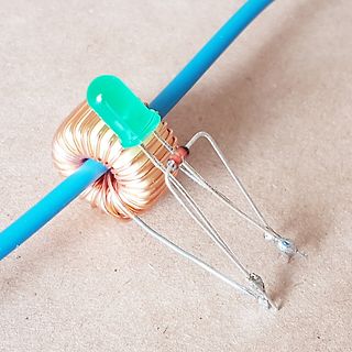 Spule mit grüner LED und Drähten