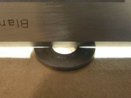 Metallischer Gegenstand auf Untergrund