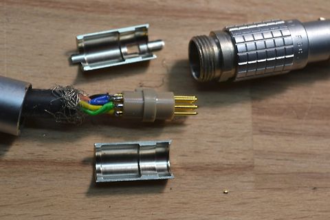 Zerlegter Koaxialstecker mit Kabel und Kontakten