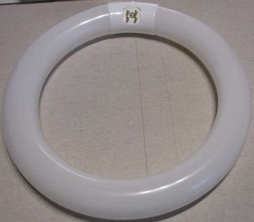 Weißer Ring mit Schraubenverbindung