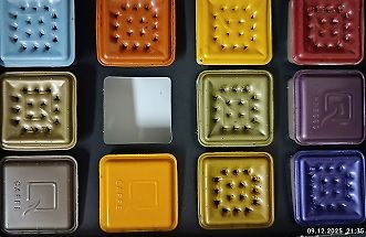 Bunte quadratische Keramik- oder Kunststoffbehälter mit Vertiefungen