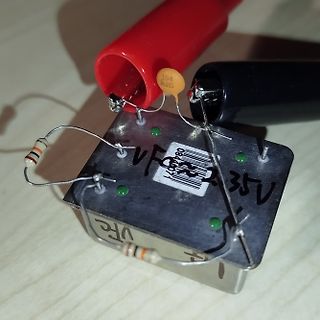 Freie Verdrahtung mit Widerständen und Kondensator auf Metallblock