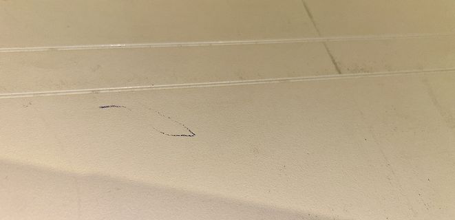 Nahaufnahme einer hellen Oberfläche mit Kratzern