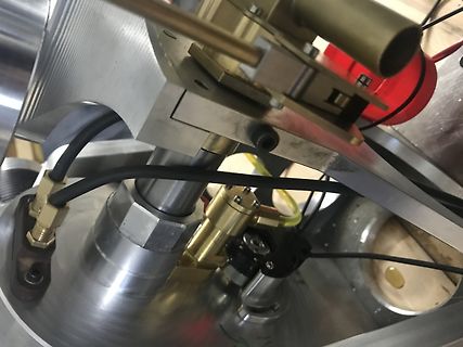 Mechanischer Aufbau mit Metallkomponenten und Kabeln