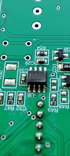 Nahaufnahme einer grünen Leiterplatte mit LM358 IC