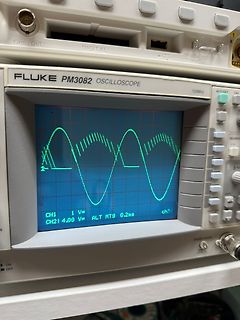 Abfotografiertes Fluke PM3082 Oszilloskop mit Sinuswellen