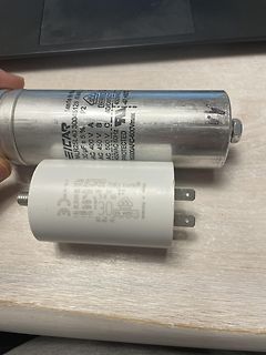 Zwei Kondensatoren auf einem Tisch