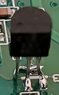 Nahaufnahme eines Elektrolytkondensators auf einer Leiterplatte