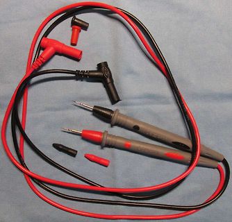 Messleitungen und Tastköpfe eines Multimeters
