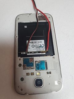 Geöffnetes Samsung Mobiltelefon mit freigelegter Hardware