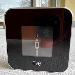 Eve Display mit Ladesymbol
