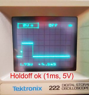 Abfotografiertes Tektronix Oszilloskop mit Rechtecksignal