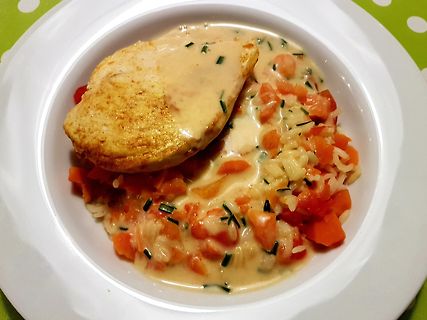 Hähnchenbrust mit Reis und Gemüse in Sauce