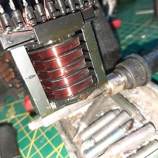 Detailaufnahme einer Kupferwicklung in einem Elektromotor