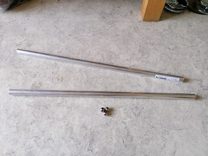 Zwei Metallstäbe und drei Metallkugeln auf Boden