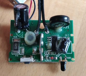 Foto einer Leiterplatte mit elektronischen Bauteilen