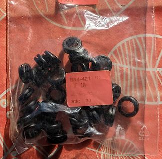 Schwarze Gummiringe in einer Plastiktüte