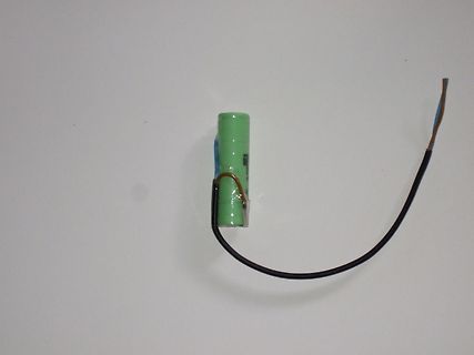 Grüne Batterie mit angeschlossenen Kabeln