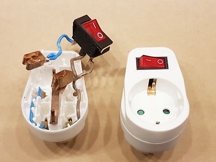 Zwei zerlegte Netzstecker mit Schalter