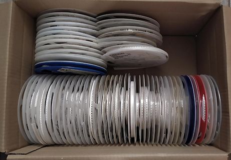 Diverse Bauteilrollen in einem Karton