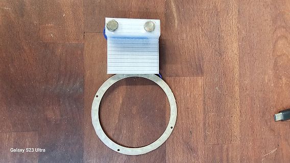 3D-gedruckter Halter mit Metallring auf Holzuntergrund