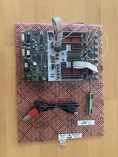 Entwicklungsboard mit Mikrocontroller und Flachbandkabeln