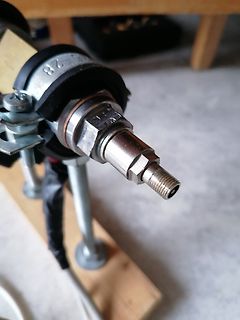 Metallischer Anschluss mit Gewinde auf Holzbrett