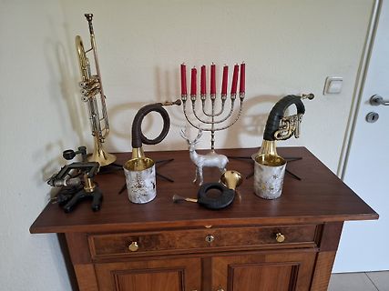 Dekoration mit Musikinstrumenten und Menora auf Kommode