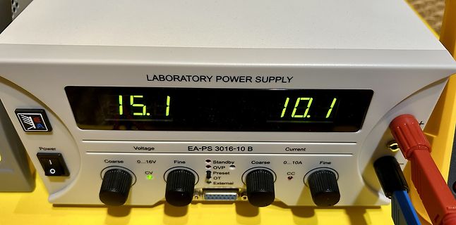 Labornetzteil mit Digitalanzeige