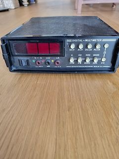 Digital-Multimeter auf Holztisch