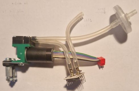 Aufbau mit Pumpe, Schläuchen und Elektronikmodul