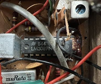 Nahaufnahme von elektronischen Bauteilen und Verdrahtung