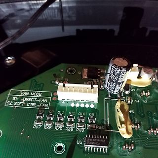 Nahaufnahme einer grünen Leiterplatte mit elektronischen Bauteilen