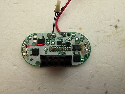 Leiterplatte mit elektronischen Bauteilen und Kabeln