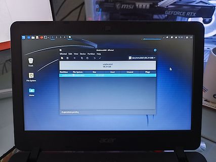 Foto eines Laptops mit GParted-Fenster