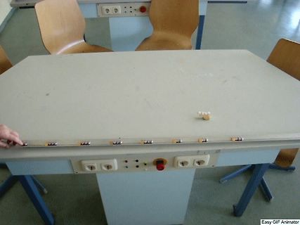 Leerer Arbeitstisch in einem Raum