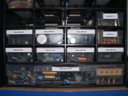 Sortierbox mit verschiedenen Elektrolytkondensatoren und Tantal-Kondensatoren