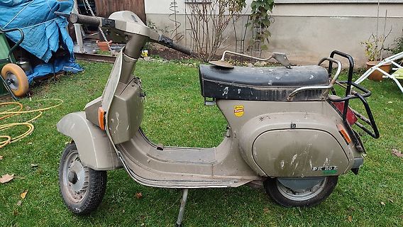 Ein alter Motorroller auf einer Wiese