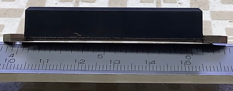 Bauteil neben Lineal zur Größenbestimmung