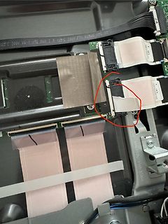 Innenansicht eines elektronischen Geräts mit Flachbandkabeln