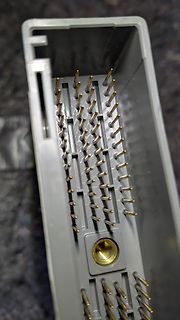 Nahaufnahme eines Steckverbinder-Gehäuses mit Goldkontakten