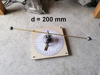 Aufbau eines Torsionspendels mit Gradskala
