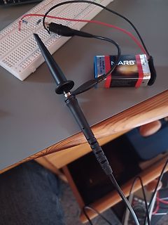 Elektronik-Aufbau mit Breadboard, 9V-Batterie und Messspitzen