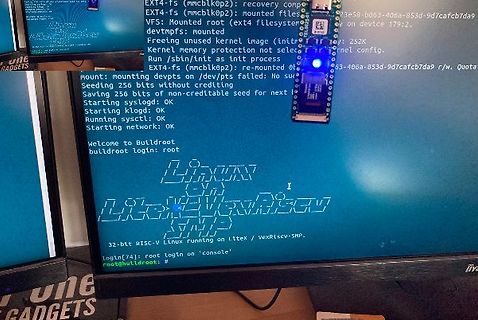 Abfotografierter Monitor mit Linux-Bootvorgang und Mikrocontroller